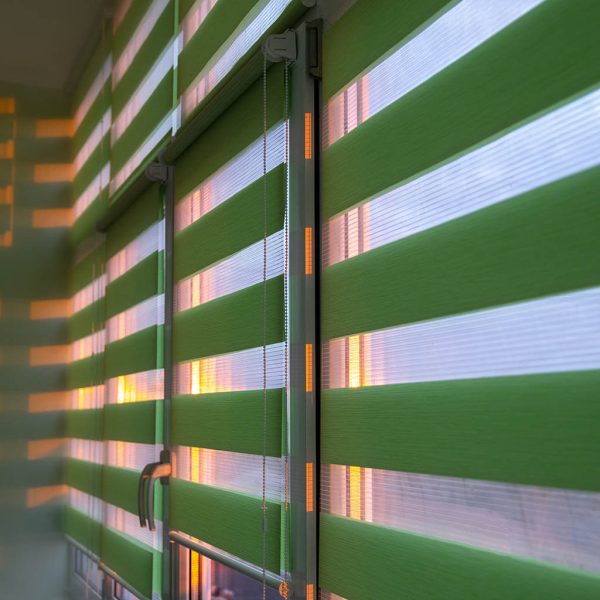 Рулонные шторы «день-ночь»: современное решение для регулирования света